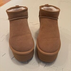 CUSHIONAIRE I PLATFORM BOOTS